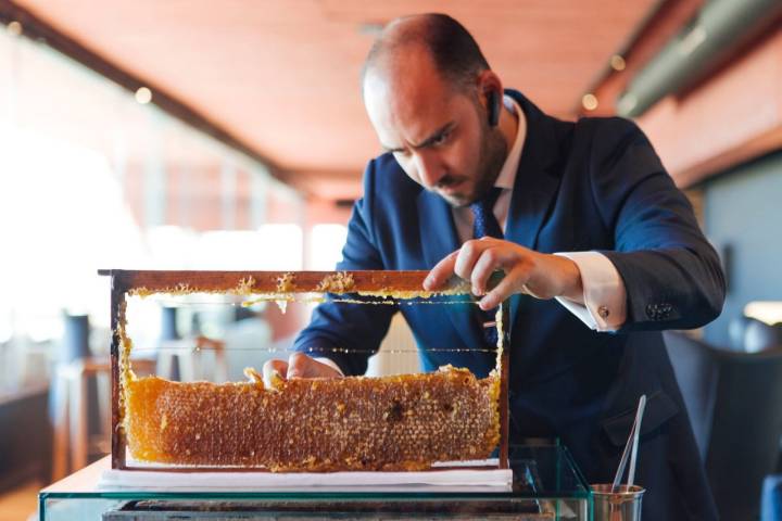 Frente al comensal, se corta y sirve un pedazo de panal de miel de San Llorente.