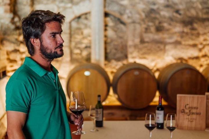 César disfruta de sus vinos entre muros con siglos de historia.