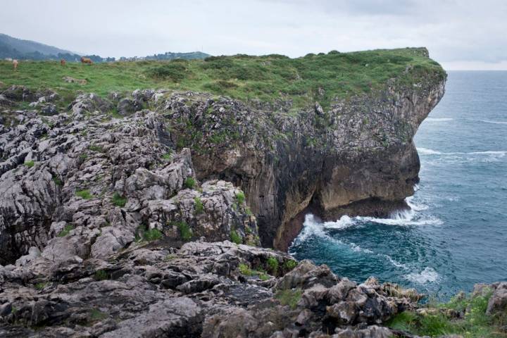 Los cabos rocosos marcan la costa y crean calas únicas. Foto: Sofía Moro.