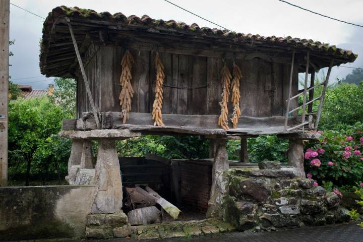 Los hórreos asturianos se conservan tal cual en Cueves del Agua.