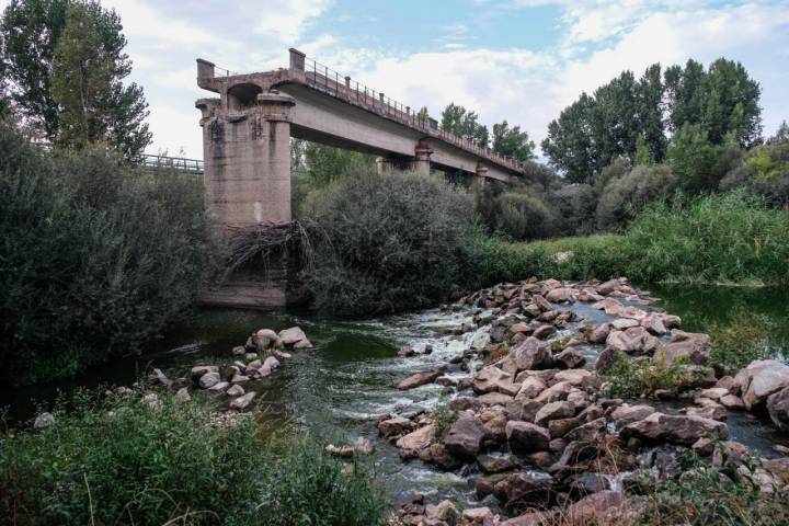 Puente antiguo medio destruido en el cauce del río Tiétar