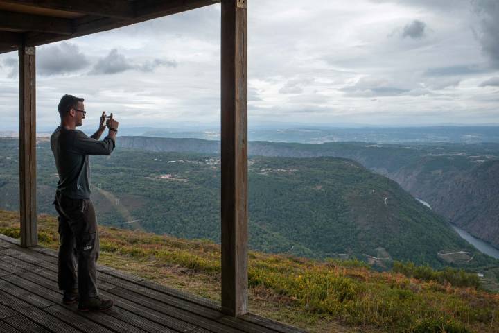 Un hombre hace una foto desde el Mirador de Triguás