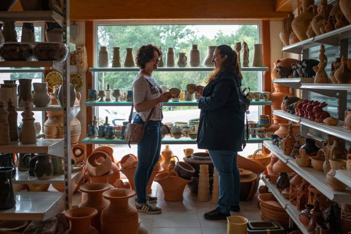 Dos clientas observan la cerámica tradicional de la Ribeira Sacra ourensana
