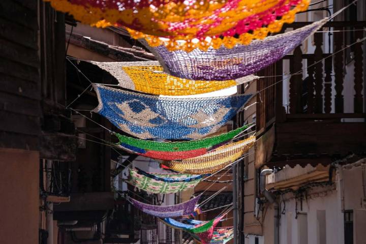 Tapices tejidos de colores en las calles de Valverde de la Vera, Cáceres