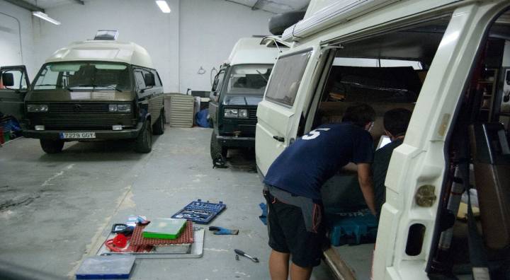 El taller donde se reparan y 'tunean' las furgonetas. Foto: Pedro.