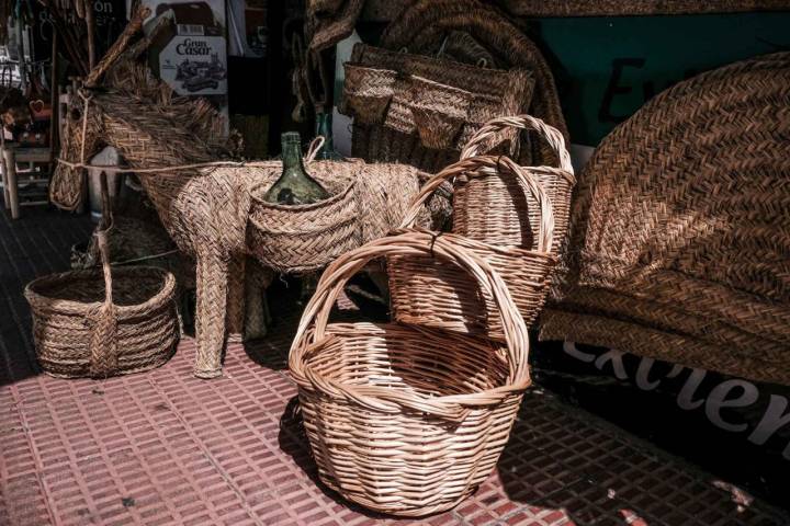 Cestería de mimbre y cabezas de esparto se venden en 'Aromas de Extremadura'