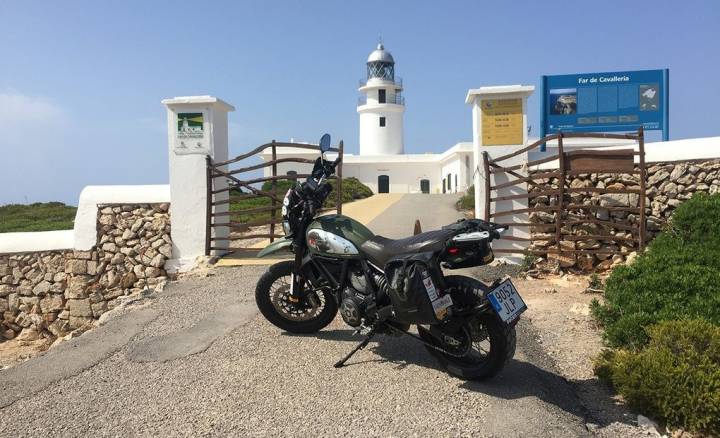 Uno de nuestros objetivos: aparcar la moto y visitar el Faro Cavalleria.