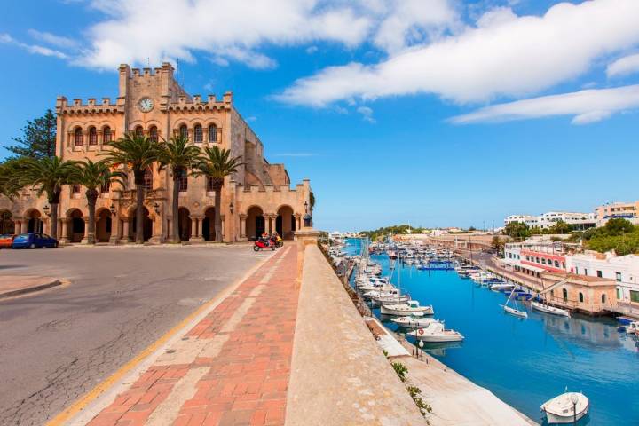 Algunas de las vistas que ofrece la ciudad: el Ayuntamiento junto al mar. Foto: Shutterstock