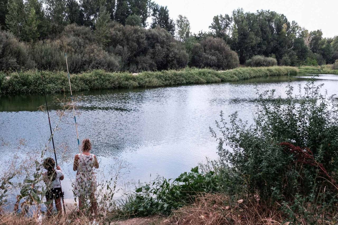 Una mujer y una niña pescando en el Río Tiétar, Talayuela