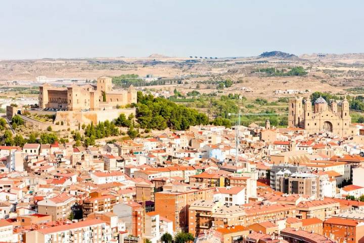 El pueblo de Alcañiz, con el Parador en lo más alto. Foto: Shutterstock.