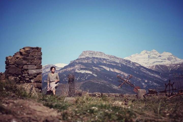 Durante el rodaje de 'Bajo la piel de lobo', con Monte Perdido de fondo, en el Pirineo oscense.