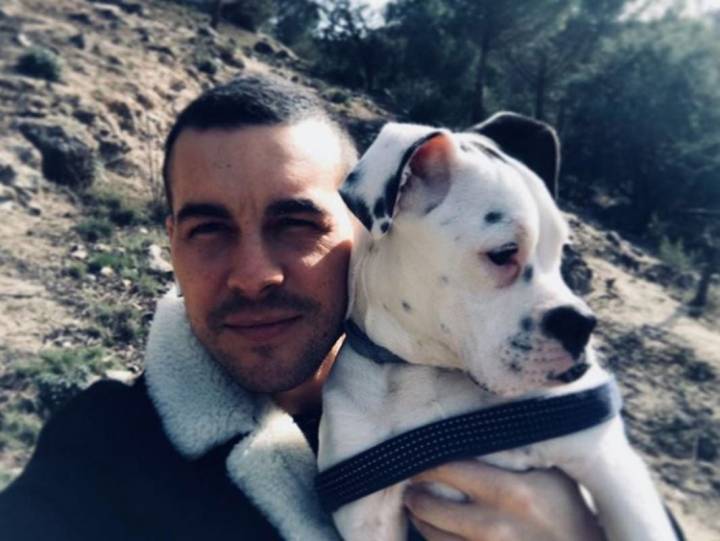 En la sierra de Madrid con su perra, Chica.