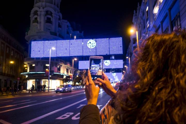 La iluminación navideña de Madrid es uno de los grandes reclamos de la ciudad durante estas fechas. Foto: Shutterstock.