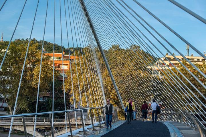 Transeúntes paseando por el Puente de Zubi-Zuri de Santiago de Calatrava.