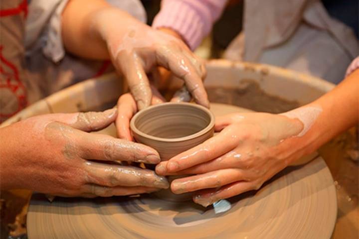 Hay talleres para aquellos que deseen experimentar con sus propias manos. Foto: Alfarería La Nava