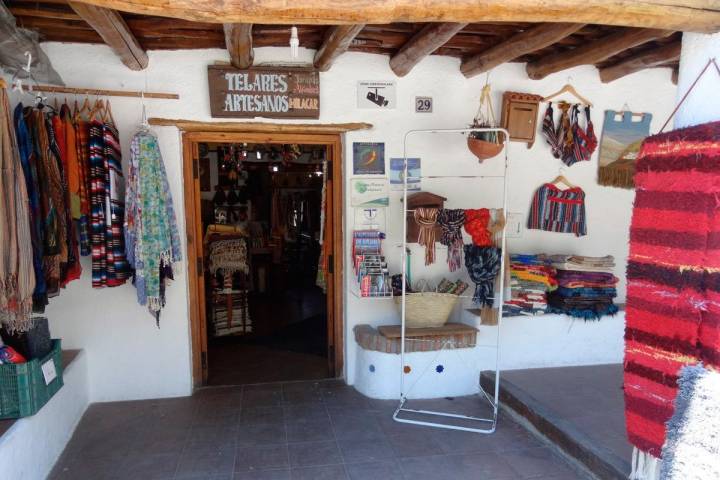 Los turistas pueden ver o tejer sus propias artesanías. Foto: Hilacar (Twitter)