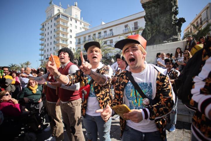 Un joven grupo de Concurso Falla, chirigota oficial, cantando en Plaza de San Juan de Dios.