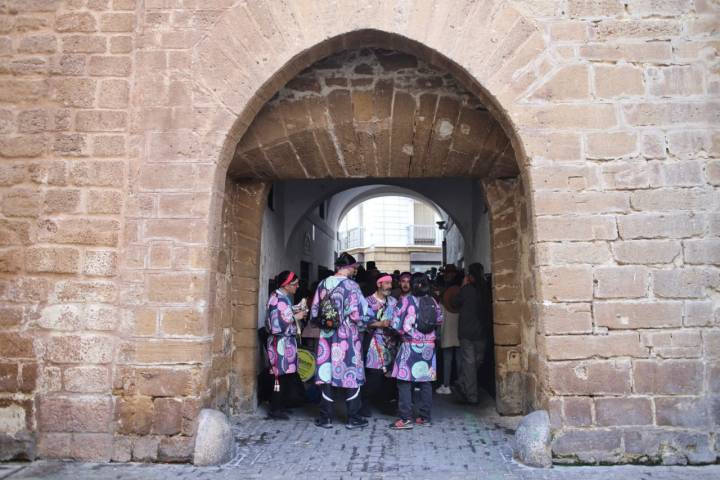 Chirigotas callejeras-ilegales cantando en el barrio del Pópulo.