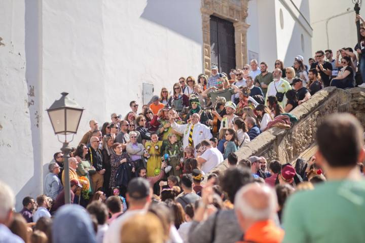 Cantando en la escalinata grande de la Plaza Fray Félix, bajo la Iglesia de Santa Cruz.