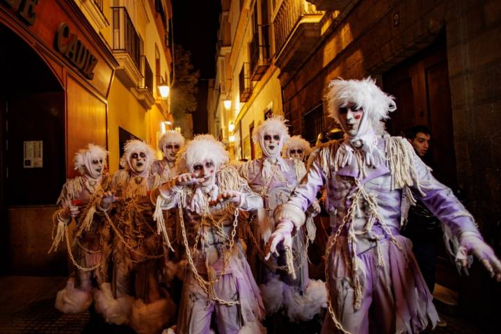 El carnaval no cesa de noche.