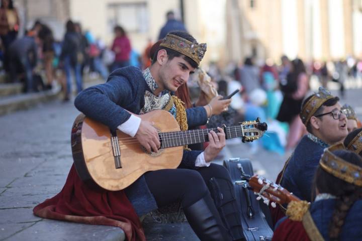 Chico tocando la guitarra en las escaleras de la Catedral de Cádíz.