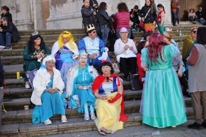 Mujeres disfrazadas de princesas Disney.