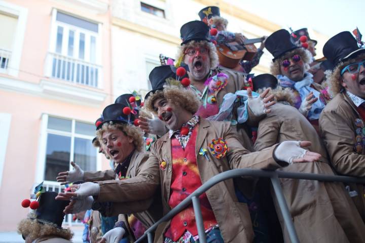 Carruseles de coros actuando por las calles en un Lunes de Coros duarnte el Carnaval de Cádiz