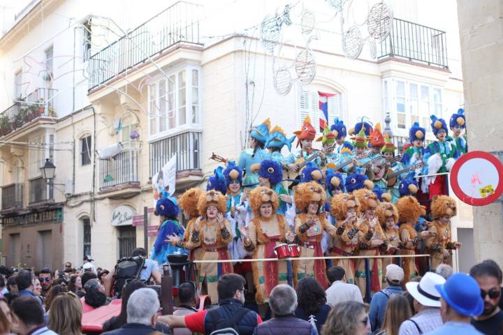 Carruseles de coros actuando por las calles en un Lunes de Coros duarnte el Carnaval de Cádiz