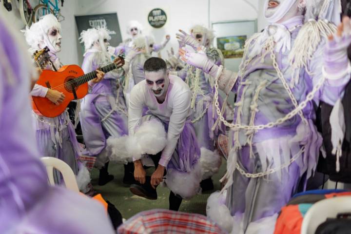 Preparativos de una chirigiota antes la actuación el Falla.