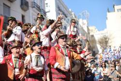 Carruseles de coros actuando por las calles en un Lunes de Coros durante el Carnaval de Cádiz.