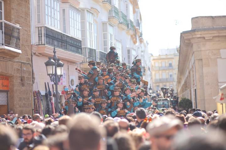 Carruseles de coros actuando por las calles en un Lunes de Coros duarnte el Carnaval de Cádiz