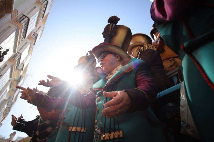 Carruseles de coros actuando por las calles en un Lunes de Coros duarnte el Carnaval de Cádiz