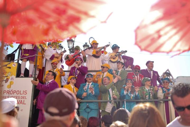 Carruseles de coros actuando por las calles en un Lunes de Coros duarnte el Carnaval de Cádiz