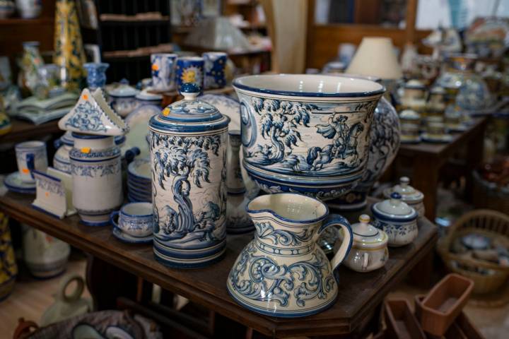Vasijas, jarras y botes de farmacia de la serie azul, un clásico de Talavera, pintadas a mano y elaboradas de forma artesanal.