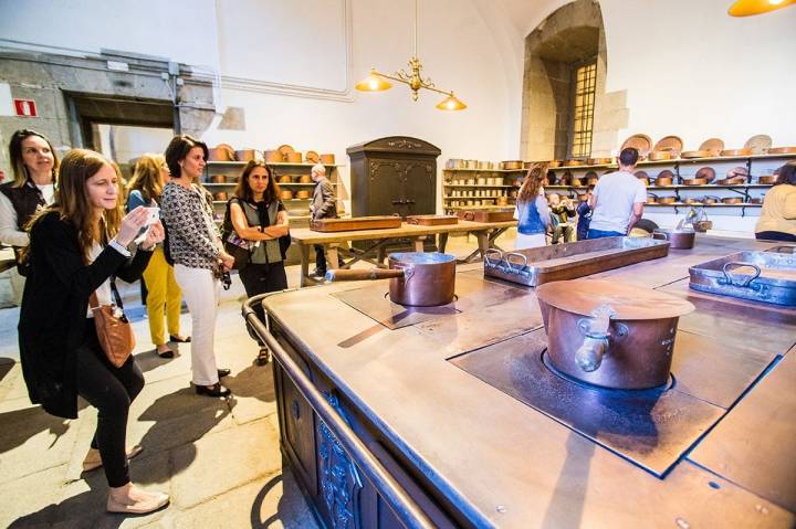 Cocinas Palacio Real: Un grupo de personas visita las cocinas. Foto: Máximo García