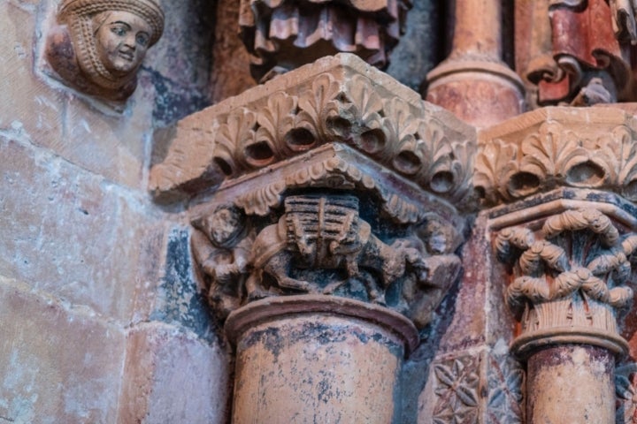 Capitel del burro, con el leñador y el cantero tirando.
