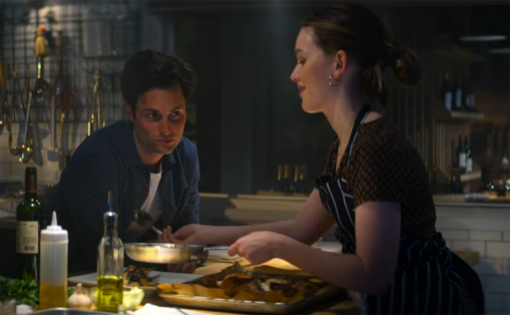 Love cocina un pollo asado para conquistar el paladar del protagonista. Foto: Netflix.