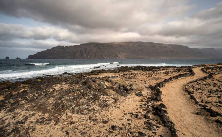 La isla de Lanzarote se divisa a lo lejos.