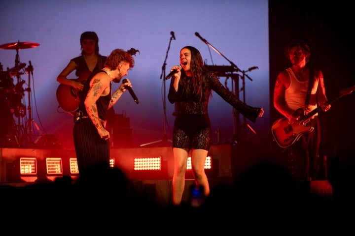 Dani Fernández cantando junto a Valeria Castro Dani Fernández cantando junto a Valeria Castro