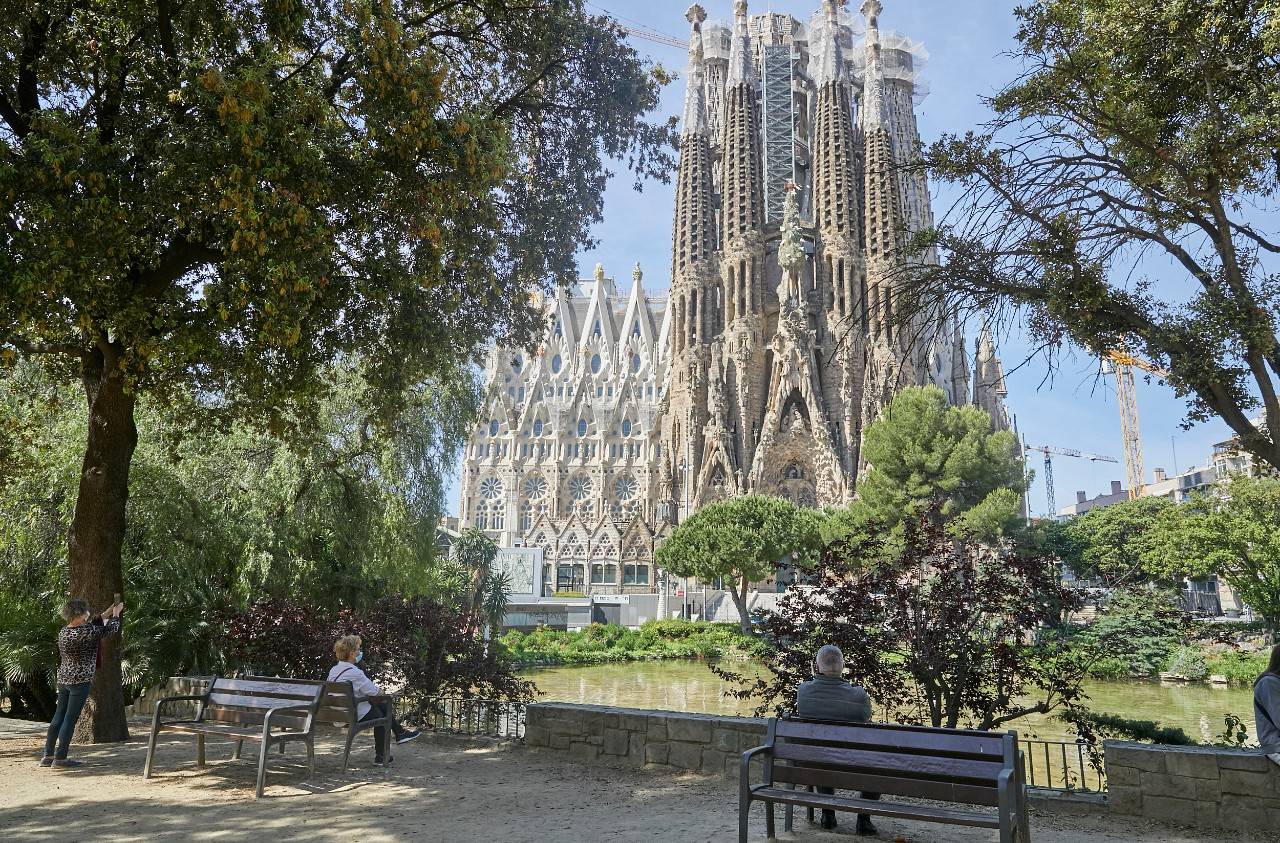 Llegamos al parque de la Plaza de Gaudí donde normalmente está lleno de turistras en el perfecto emplazamiento donde hay el lago artificial delante de la fachada del Nacimiento de la Sagrada Família.