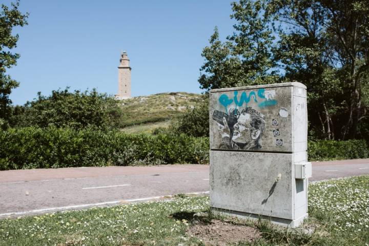 Un fotógrafo de Erre con Erre trata de tomar una imagen de la Torre de Hércules, situada al fondo.