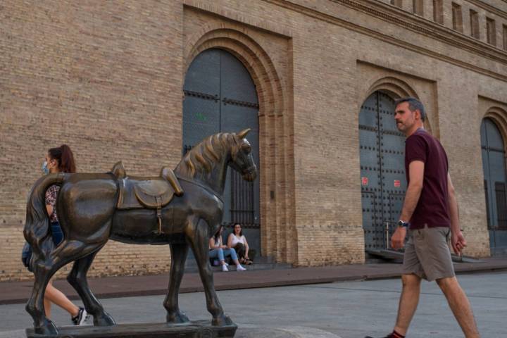 Paseo por Zaragoza: caballito de bronce tras La Lonja