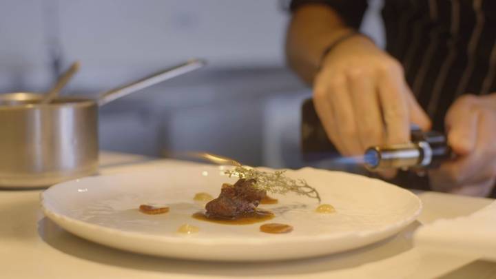 El pichón refleja la filosofía de cocina de Luis Alberto Lera. Foto: Amazon Prime.