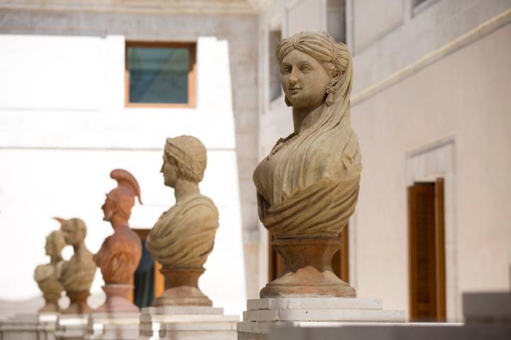 Algunos de los bustos de terracota del patio interior del Museo de Málaga parece que vigilan al visitante.
