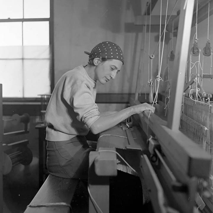Anni Albers en su estudio del Black Mountain College, 1937. Fotografía: Helen M. Post (Cedida por el Museo)