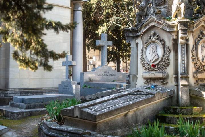 Más profuso en detalles es el mausoleo del cementerio de San Isidro.