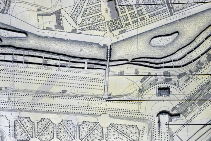 Fragmento del plano parcelario de Madrid de Carlos Ibáñez, 1824, con el trazado del túnel de Bonaparte entre los jardines del Palacio Real y la Casa de Campo. Foto: © Alfredo Merino 