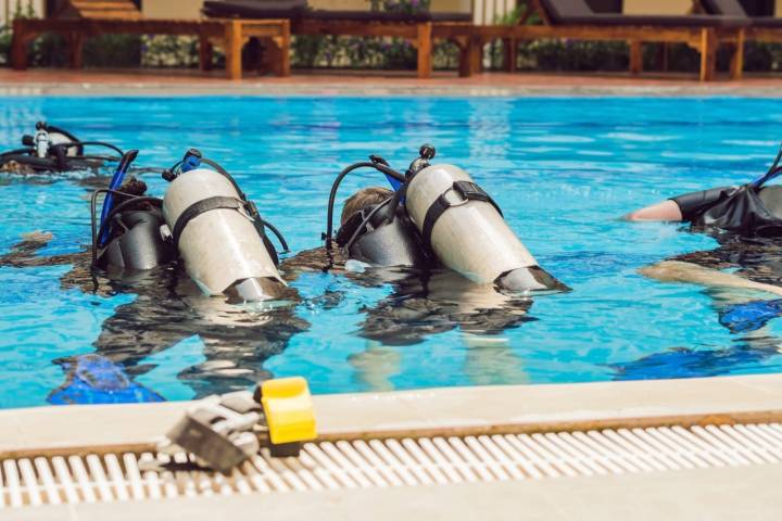  Las piscinas te brindan la oportunidad de aprender a bucear en un entorno controlado.