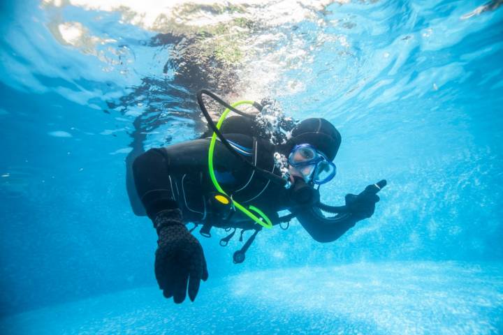 En una piscina, podremos dominar las técnicas básicas del buceo sin distracciones.