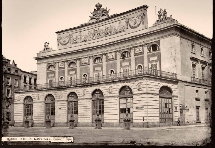 El Teatro Real fue siempre el gran teatro de ópera de Madrid: "Aquí no se murmura. Aquí no hay más que armonía. Ochocientos hermanos en Rossini, estamos aquí como fervientes militantes de la más hermosa doctrina". Foto: LAURENT, 1865.